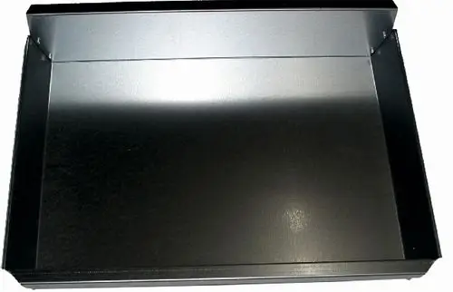 Aschenlade aus schwarzem Metall mit flacher, rechteckiger Form. Geeignet für die Nutzung mit Produkten der Marke Wolf, wie dem BVG-Lambda 20-40.